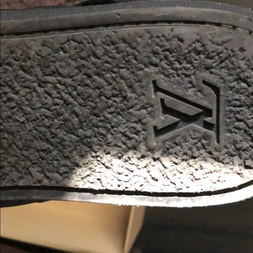 Louis Vuitton Men Sneakers - Picture 4 of 6